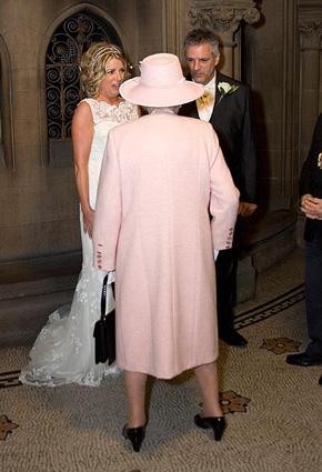 الملكة إليزابيث تشارك في حفل زفاف عام